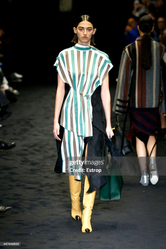Loewe : Runway - Paris Fashion Week Womenswear Fall/Winter 2017/2018
