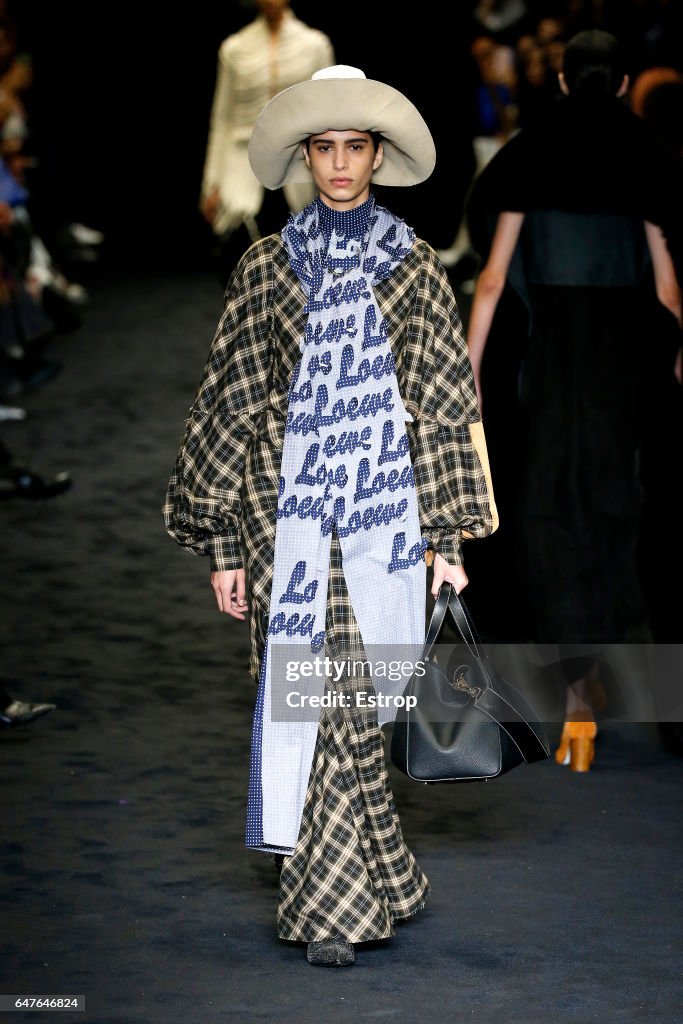 Loewe : Runway - Paris Fashion Week Womenswear Fall/Winter 2017/2018