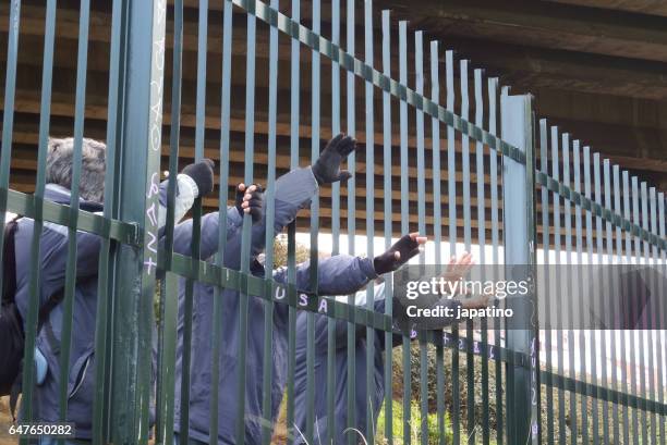 immigratión - illegal immigrant fotografías e imágenes de stock