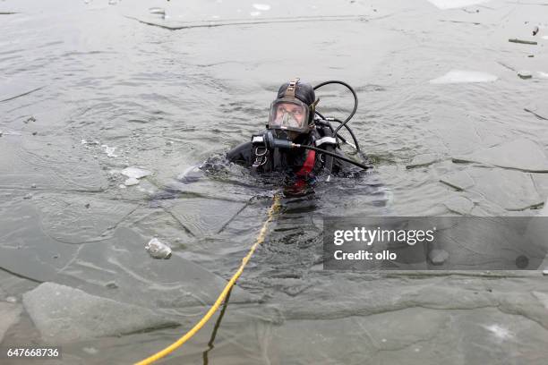 simulacro de salvamento de hielo de dlrg en río rin - einsatztaucher - trabajador de rescate fotografías e imágenes de stock
