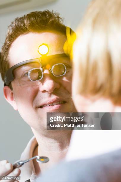 behandlung einer älteren patientin beim zahnarzt - patientin stockfoto's en -beelden