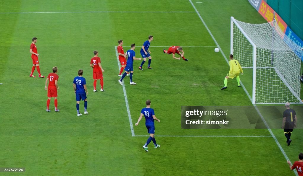 Fußball-Spieler, die in Richtung