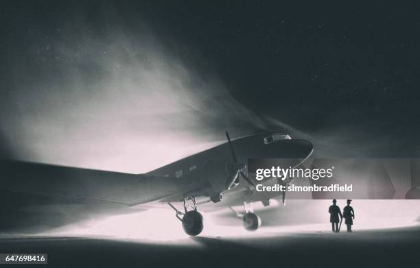 dc-3 dakota nella nebbia, fotografia modello - film noir foto e immagini stock