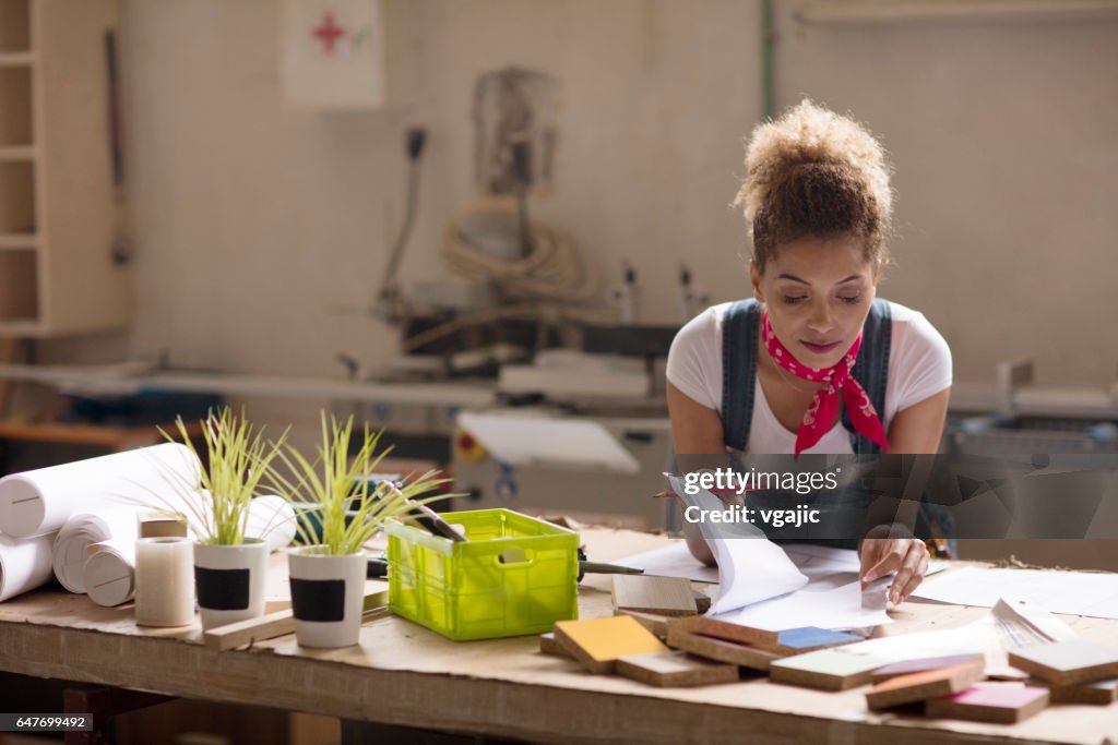 Latina carpintero en su taller