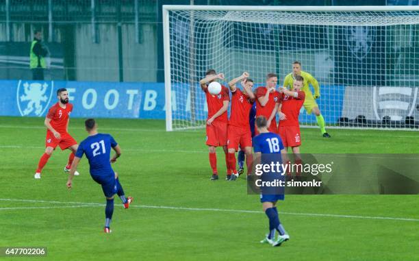 free kick - freistoß stock-fotos und bilder