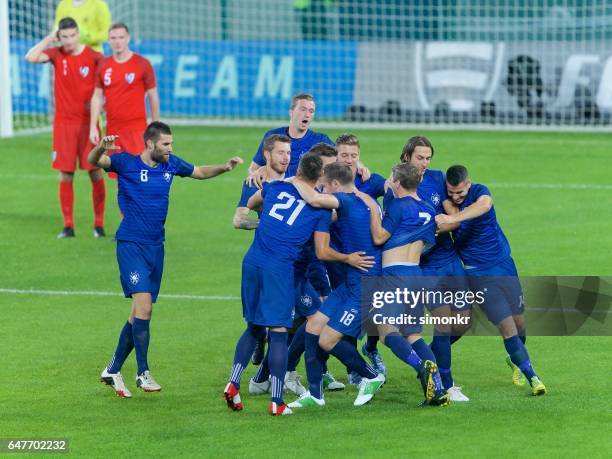 calciatori che festeggiano - squadra di calcio foto e immagini stock