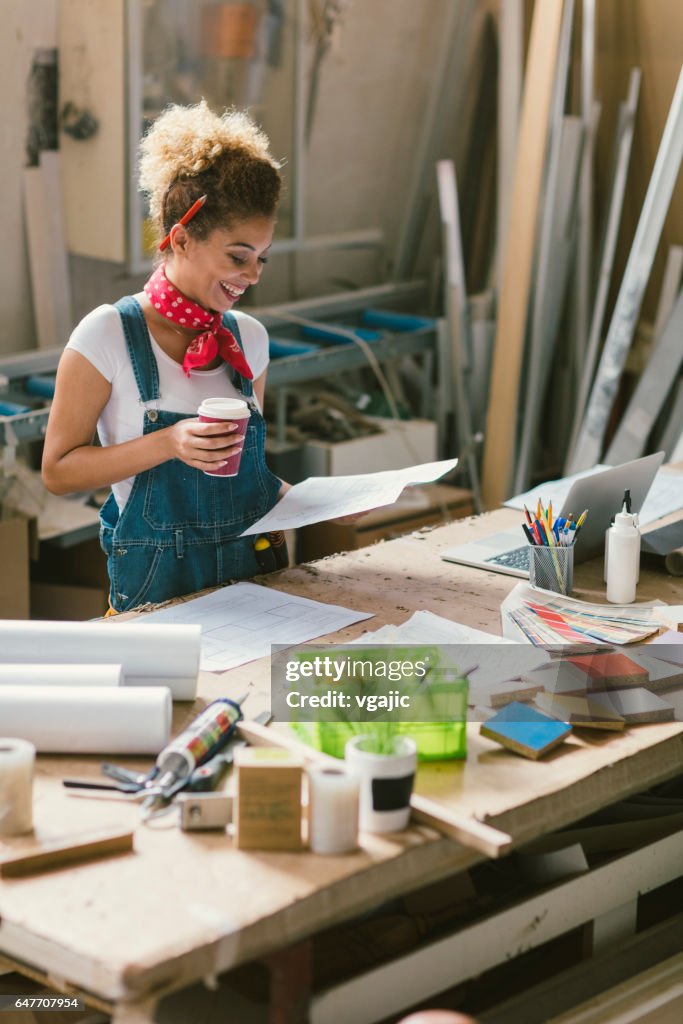 Latina Carpenter In Ihren Werkstatt