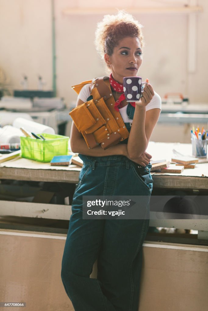 Latina Carpenter In Ihren Werkstatt