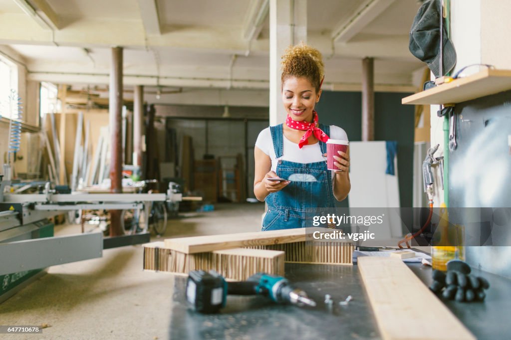 Latina Carpenter In Ihren Werkstatt