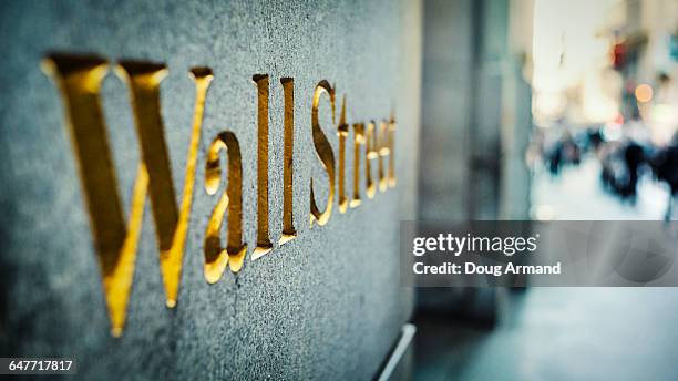 engraved wall street sign, new york, usa - wallstreet stockfoto's en -beelden