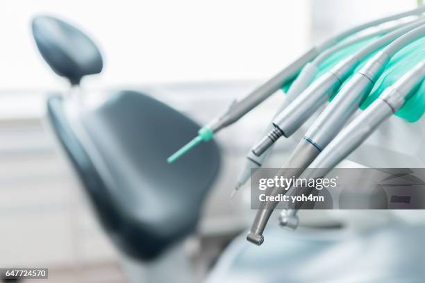 zahnarzt instrumente & ausrüstung - zahnarztstuhl stock-fotos und bilder
