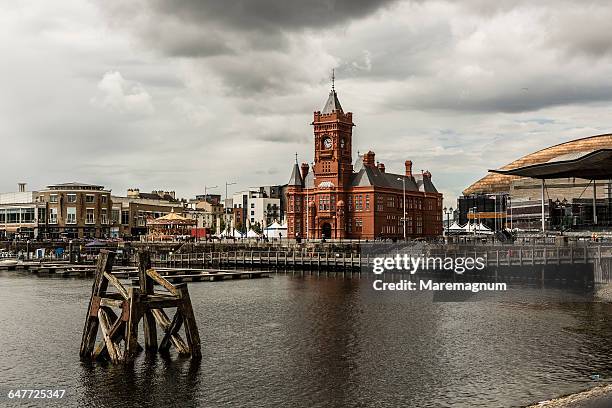 cardiff bay and the pierhead building - cardiff país de gales - fotografias e filmes do acervo