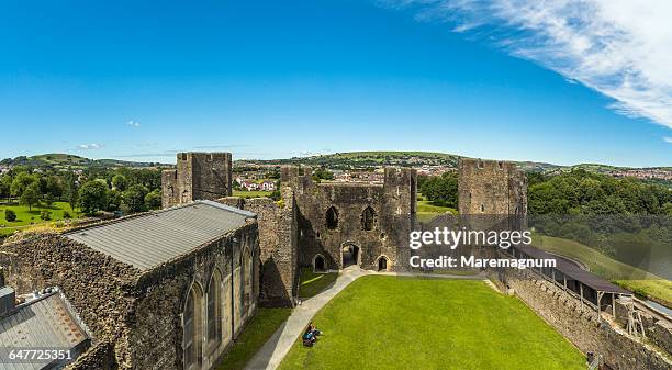 view of caerphilly castle - castello di caerphilly foto e immagini stock