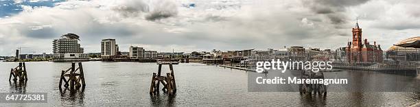 cardiff bay, pierhead building on the right - cardiff bay stock-fotos und bilder