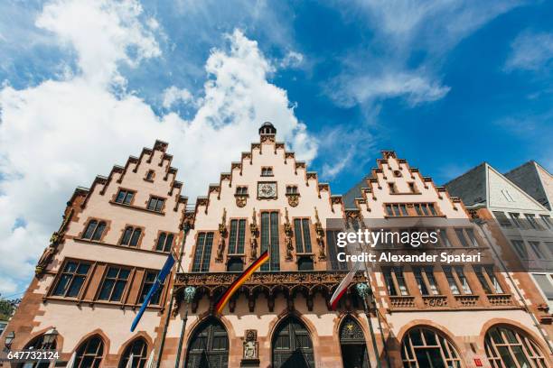 frankfurt city hall at römerberg (roemerberg) square, frankfurt am main, hesse, germany - frankfurter römer stock-fotos und bilder