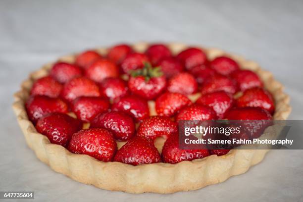 close up of a strawberry pie - jordgubbskaka bildbanksfoton och bilder