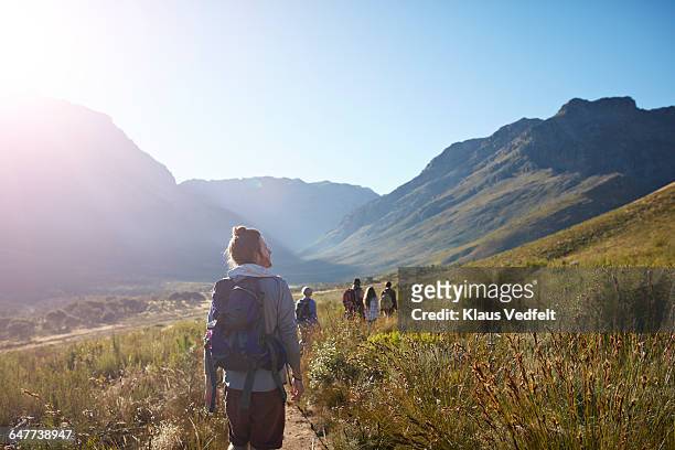 people walking path, in mountain scenery - foco difuso fotografías e imágenes de stock