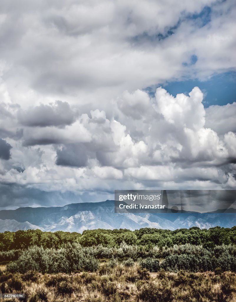 Cloudscape majestuosa montañas de Sandia