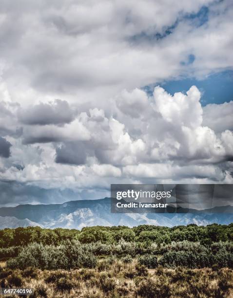 majestueuze cloudscape over sandia bergen - sandia mountains stockfoto's en -beelden