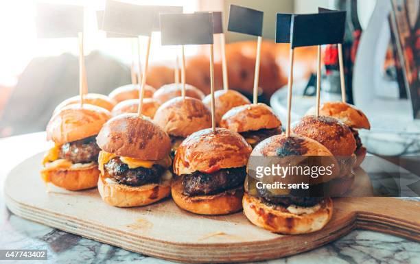 mini-hamburger - burger onion stock-fotos und bilder