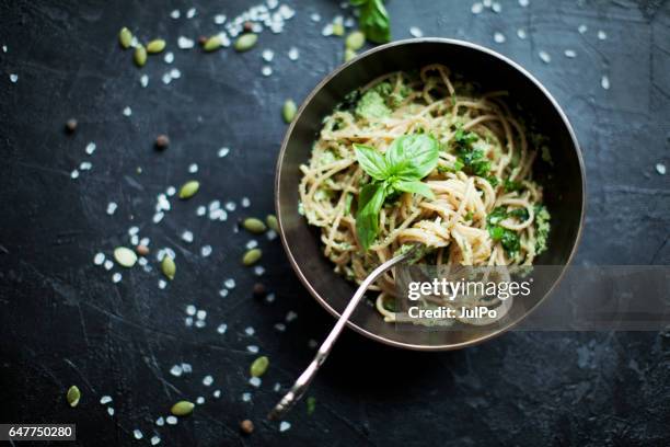 plantaardige pasta - pestosaus stockfoto's en -beelden