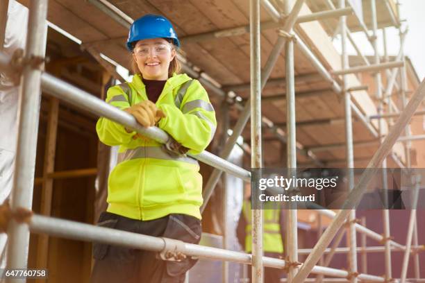 retrato de trabajador de construcción femenina - scaffolding fotografías e imágenes de stock