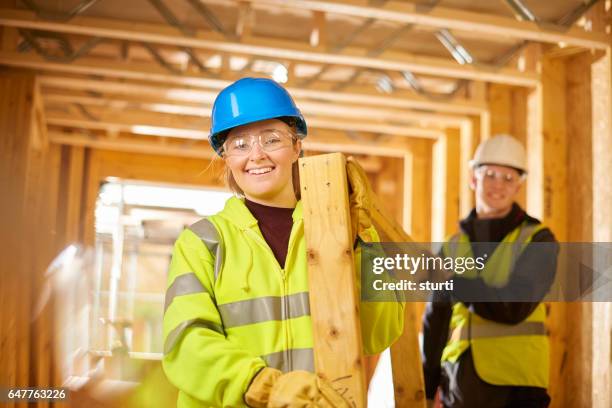 gelukkig bouw leerlingen - carpenter stockfoto's en -beelden