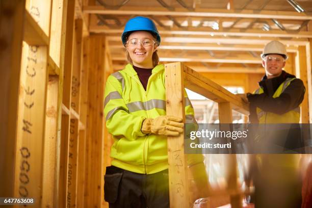 sie genießt ihren job im baugewerbe - youth foundation stock-fotos und bilder