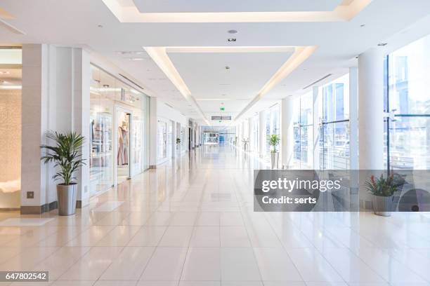 centro comercial vacío - centro comercial fotografías e imágenes de stock