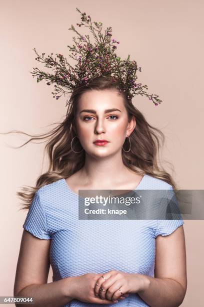 schöne junge frau mit blumen als krone - blumenkrone stock-fotos und bilder