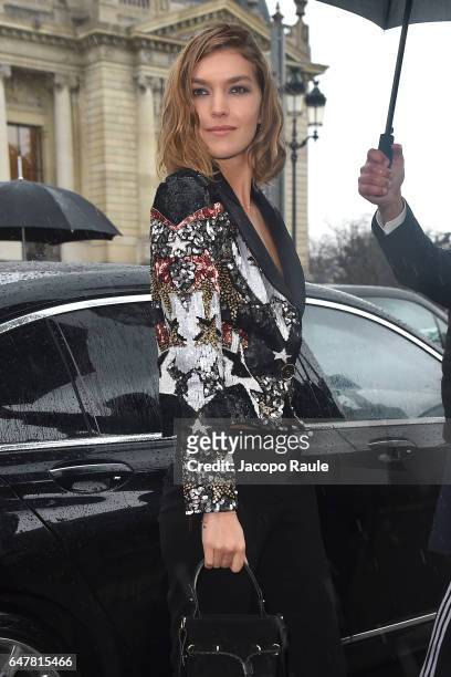 Arizona Muse is seen arriving at Elie Saab fashion show during the Paris Fashion Week Womenswear Fall/Winter 2017/2018 on March 4, 2017 in Paris,...
