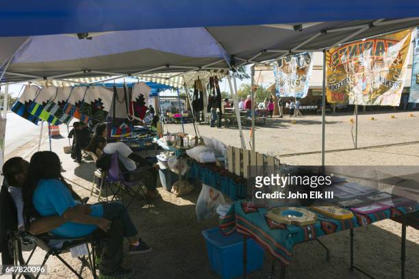 zuni pueblo handicraft vendors - puebloan peoples stock pictures, royalty-free photos & images