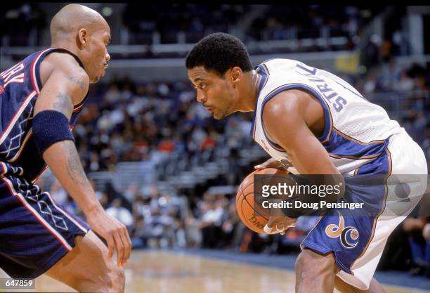 Rod Strickland of the Washington Wizards squares off against Stephen Marbury of the New Jersey Nets during the game at the MCI Center in Washington,...