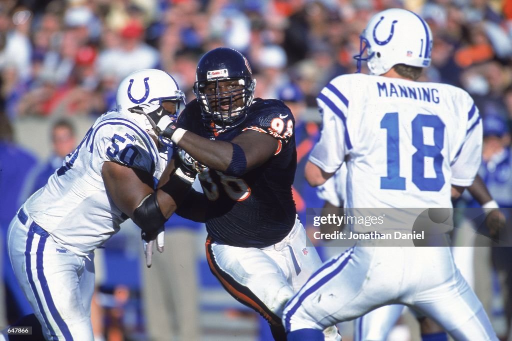 Bryan Robinson of the Chicago Bears muscles past Larry Moore to get