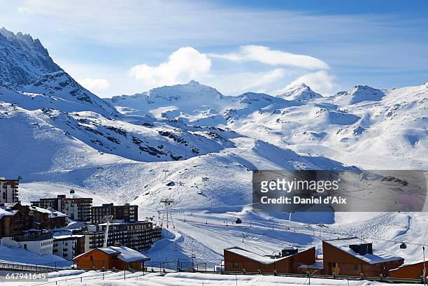 val thorens, ski resort - savoy hotel fotografías e imágenes de stock