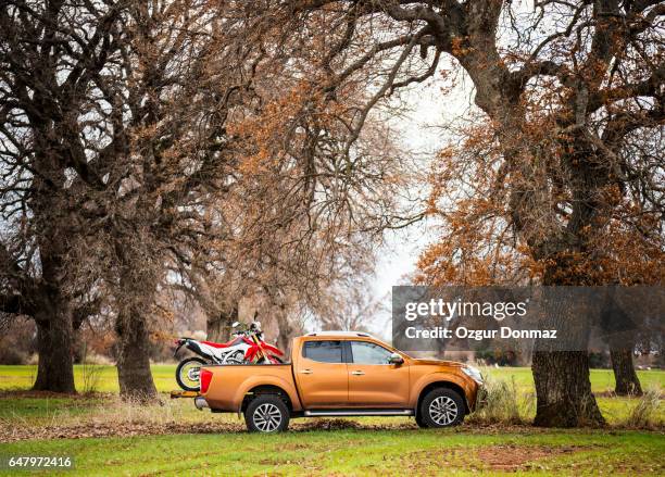 motorcycle in the back of a pickup truck - pick up truck back stock-fotos und bilder