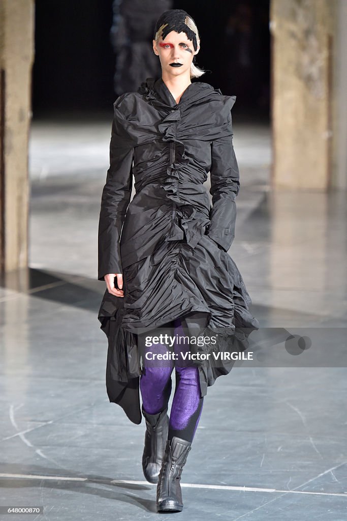 Yohji Yamamoto : Runway - Paris Fashion Week Womenswear Fall/Winter 2017/2018