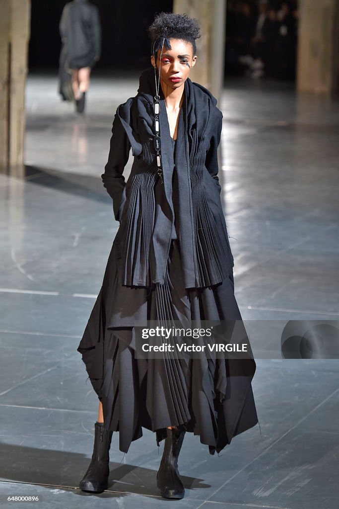 Yohji Yamamoto : Runway - Paris Fashion Week Womenswear Fall/Winter 2017/2018