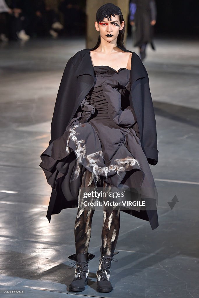 Yohji Yamamoto : Runway - Paris Fashion Week Womenswear Fall/Winter 2017/2018