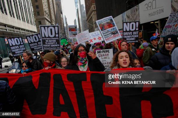People take part of a protest against the planned Dakota Access Pipeline in North Dakota on March 04, 2017 in New York. / AFP PHOTO / KENA BETANCUR