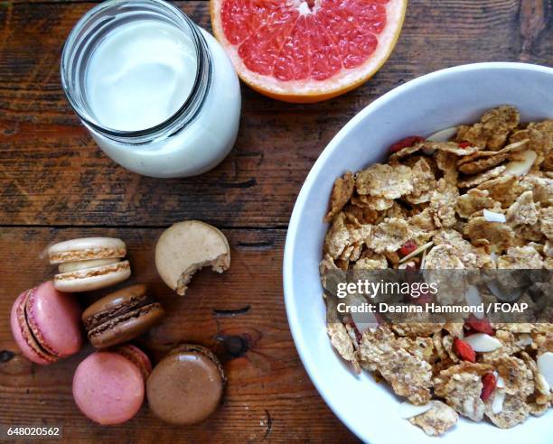 healthy breakfast with macaroons - yoghurt pot stock pictures, royalty-free photos & images