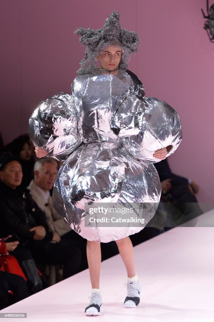 Comme Des Garcons - Runway RTW - Fall 2017 - Paris Fashion Week