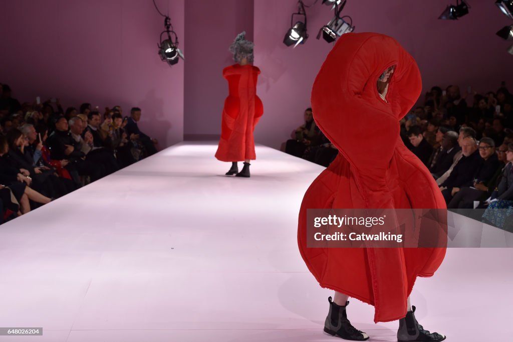 Comme Des Garcons - Runway RTW - Fall 2017 - Paris Fashion Week