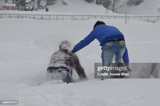 tourists and local enjoyed sleigh rides in gulmarg area of jammu and kashmir as it received snowfall. - baramulla district stockfoto's en -beelden