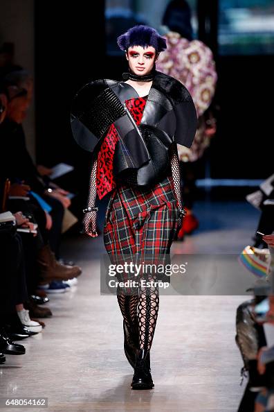 Junya Watanabe: Runway - Paris Fashion Week Womenswear Fall/Winter 2017/2018 Junya Watanabe: Runway - Paris Fashion Week Womenswear Fall/Winter 2017/2018