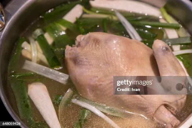 traditional korean food, samgyetang, korean chicken soup - samgyetang stock-fotos und bilder