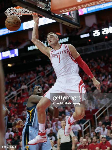 Sam Dekker of the Houston Rockets dunks against the Memphis Grizzlies during the second quarter at Toyota Center on March 4, 2017 in Houston, Texas....