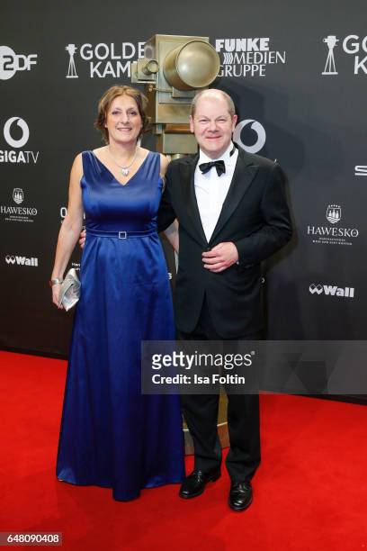 The mayor of Hamburg Olaf Scholz and his wife Britta Ernst arrive for the Goldene Kamera on March 4, 2017 in Hamburg, Germany.