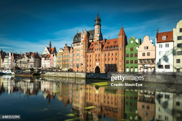 reflections of old houses in the motlawa river in gdansk, poland. - gdansk stockfoto's en -beelden