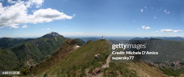 on the summit ridge in the italian alps - supersky77 2014 foto e immagini stock